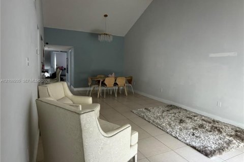 Condo in Doral, Florida, 2 bedrooms  № 2428166 - photo 14