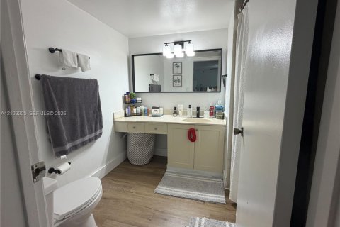 Condo in Doral, Florida, 2 bedrooms  № 2428166 - photo 16