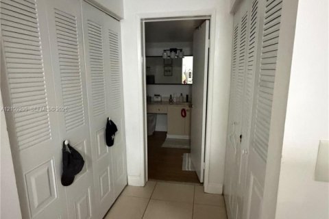 Condo in Doral, Florida, 2 bedrooms  № 2428166 - photo 13