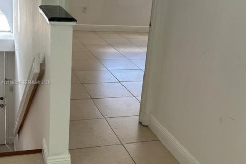 Condo in Doral, Florida, 2 bedrooms  № 2428166 - photo 8