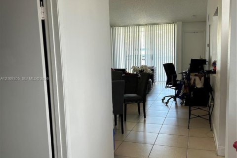Condo in Doral, Florida, 2 bedrooms  № 2428166 - photo 4