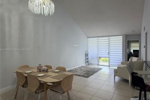 Condo in Doral, Florida, 2 bedrooms  № 2428166 - photo 17