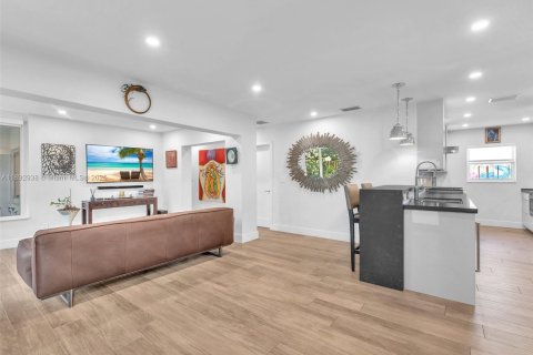 House in Dania Beach, Florida 4 bedrooms, 138.61 sq.m. № 1945819 - photo 9