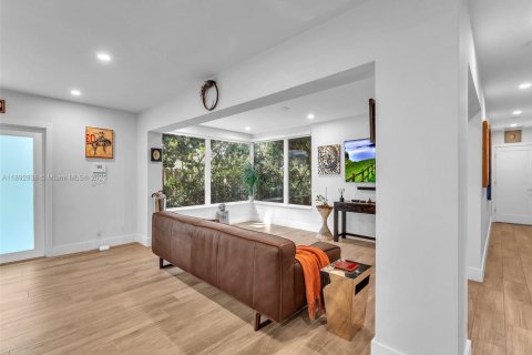 House in Dania Beach, Florida 4 bedrooms, 138.61 sq.m. № 1945819 - photo 10