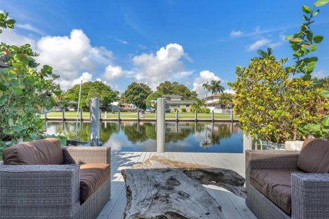 House in Dania Beach, Florida 4 bedrooms, 138.61 sq.m. № 1945819 - photo 6