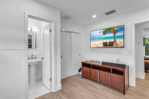 House in Dania Beach, Florida 4 bedrooms, 138.61 sq.m. № 1945819 - photo 29