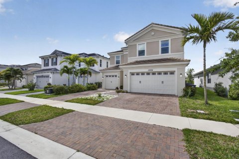 House in Westlake, Florida 4 bedrooms, 270.53 sq.m. № 2078520 - photo 2