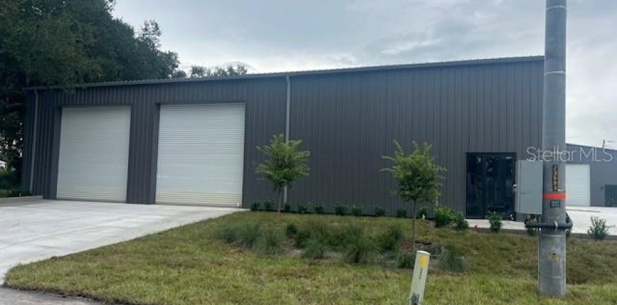 Commercial property in Dade City, Florida 37.16 sq.m. № 1905952
