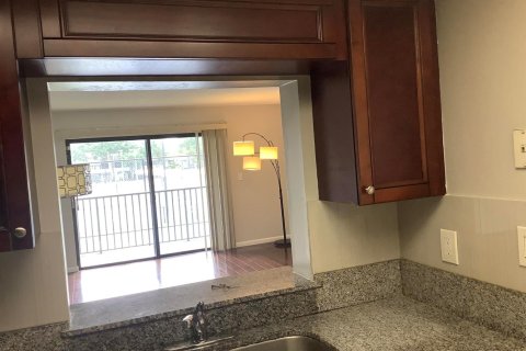 Condo in Deerfield Beach, Florida, 2 bedrooms № 2177290 - photo 8