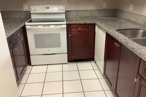 Condo in Deerfield Beach, Florida, 2 bedrooms № 2177290 - photo 5