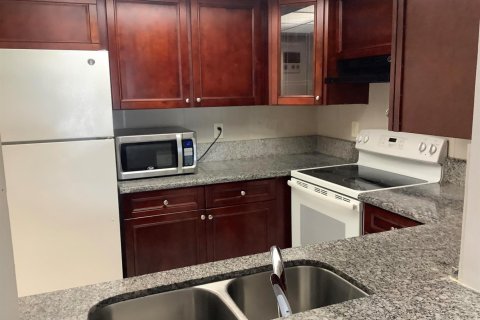 Condo in Deerfield Beach, Florida, 2 bedrooms № 2177290 - photo 3