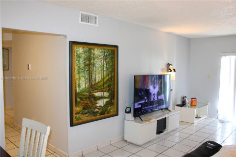 Condo in Pembroke Park, Florida, 2 bedrooms  № 1752517 - photo 20