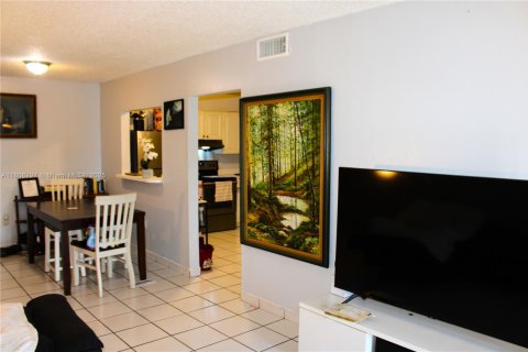 Condo in Pembroke Park, Florida, 2 bedrooms  № 1752517 - photo 19