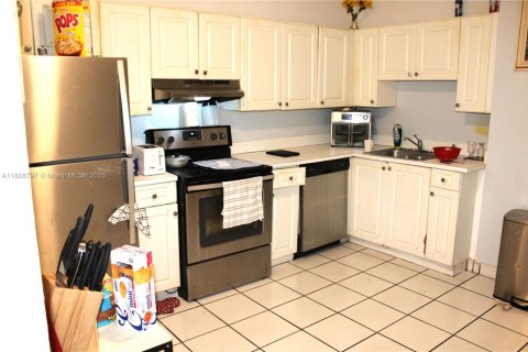 Condo in Pembroke Park, Florida, 2 bedrooms  № 1752517 - photo 21