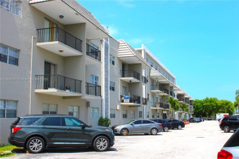 Condo in Pembroke Park, Florida, 2 bedrooms  № 1752517 - photo 1