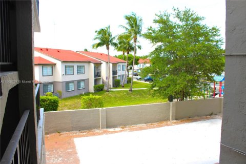 Condo in Pembroke Park, Florida, 2 bedrooms  № 1752517 - photo 13