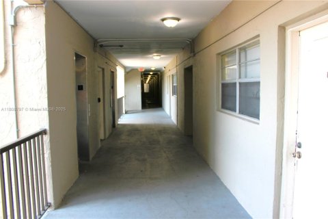 Condo in Pembroke Park, Florida, 2 bedrooms  № 1752517 - photo 15