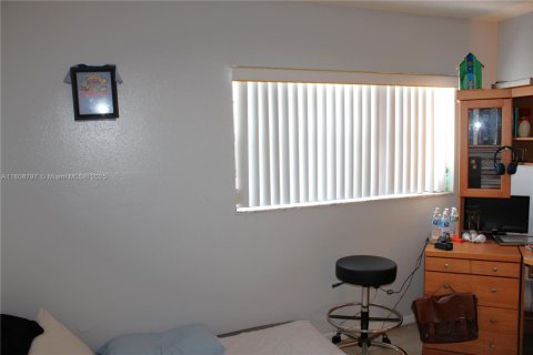 Condo in Pembroke Park, Florida, 2 bedrooms  № 1752517 - photo 28
