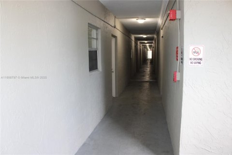 Condo in Pembroke Park, Florida, 2 bedrooms  № 1752517 - photo 14