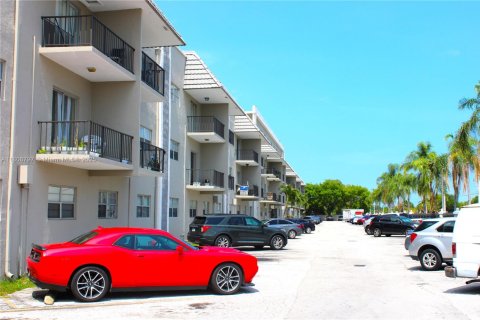 Condo in Pembroke Park, Florida, 2 bedrooms  № 1752517 - photo 2
