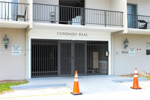 Condo in Pembroke Park, Florida, 2 bedrooms  № 1752517 - photo 8