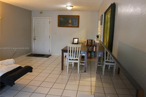 Condo in Pembroke Park, Florida, 2 bedrooms  № 1752517 - photo 18