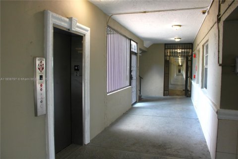 Condo in Pembroke Park, Florida, 2 bedrooms  № 1752517 - photo 11