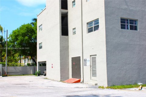 Condo in Pembroke Park, Florida, 2 bedrooms  № 1752517 - photo 5