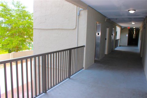 Condo in Pembroke Park, Florida, 2 bedrooms  № 1752517 - photo 12