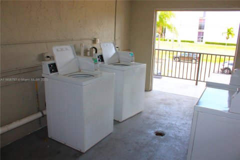 Condo in Pembroke Park, Florida, 2 bedrooms  № 1752517 - photo 16