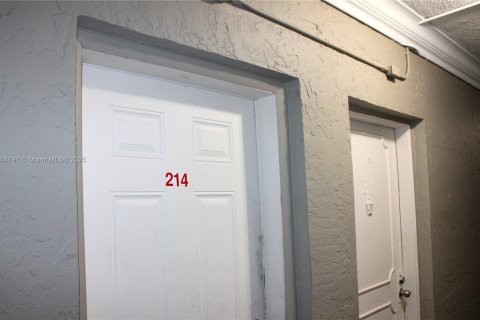 Condo in Pembroke Park, Florida, 2 bedrooms  № 1752517 - photo 17