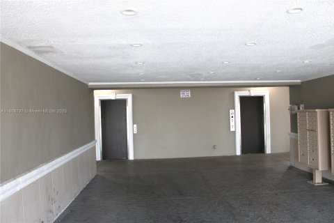 Condo in Pembroke Park, Florida, 2 bedrooms  № 1752517 - photo 10
