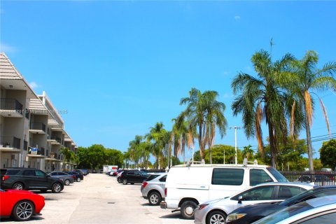 Condo in Pembroke Park, Florida, 2 bedrooms  № 1752517 - photo 3