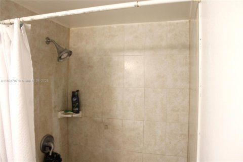 Condo in Pembroke Park, Florida, 2 bedrooms  № 1752517 - photo 25