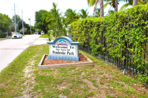 Condo in Pembroke Park, Florida, 2 bedrooms  № 1752517 - photo 7