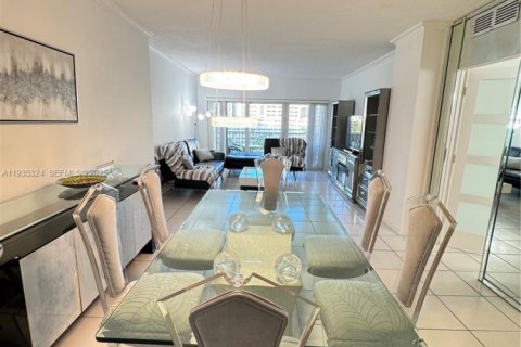 Condominio en venta en Sunny Isles Beach, Florida, 1 dormitorio, 70.79 m2 № 1993661 - foto 8