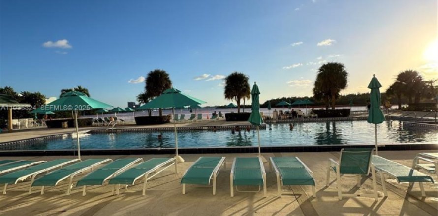 Condominio en Sunny Isles Beach, Florida, 1 dormitorio  № 1993661