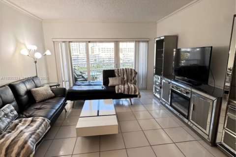 Condominio en venta en Sunny Isles Beach, Florida, 1 dormitorio, 70.79 m2 № 1993661 - foto 3