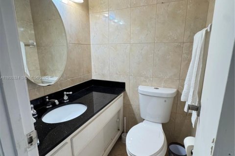 Condominio en venta en Sunny Isles Beach, Florida, 1 dormitorio, 70.79 m2 № 1993661 - foto 15