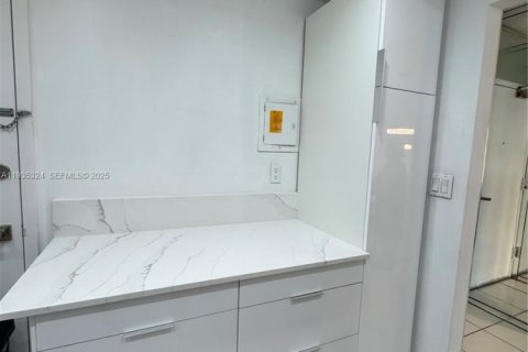 Condominio en venta en Sunny Isles Beach, Florida, 1 dormitorio, 70.79 m2 № 1993661 - foto 9