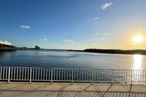 Condominio en venta en Sunny Isles Beach, Florida, 1 dormitorio, 70.79 m2 № 1993661 - foto 22