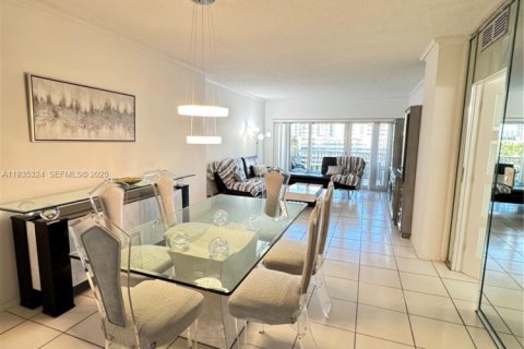 Condominio en venta en Sunny Isles Beach, Florida, 1 dormitorio, 70.79 m2 № 1993661 - foto 7