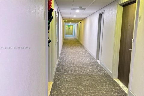 Condominio en venta en Sunny Isles Beach, Florida, 1 dormitorio, 70.79 m2 № 1993661 - foto 30