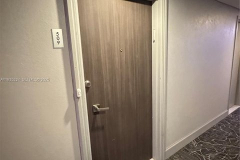 Condominio en venta en Sunny Isles Beach, Florida, 1 dormitorio, 70.79 m2 № 1993661 - foto 29