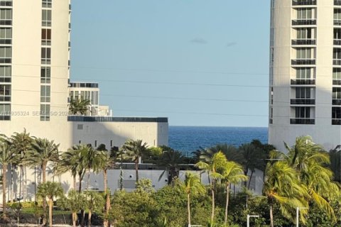 Condominio en venta en Sunny Isles Beach, Florida, 1 dormitorio, 70.79 m2 № 1993661 - foto 18