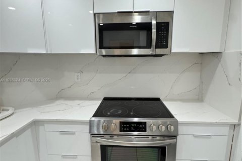 Condominio en venta en Sunny Isles Beach, Florida, 1 dormitorio, 70.79 m2 № 1993661 - foto 10