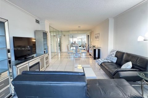 Condominio en venta en Sunny Isles Beach, Florida, 1 dormitorio, 70.79 m2 № 1993661 - foto 4
