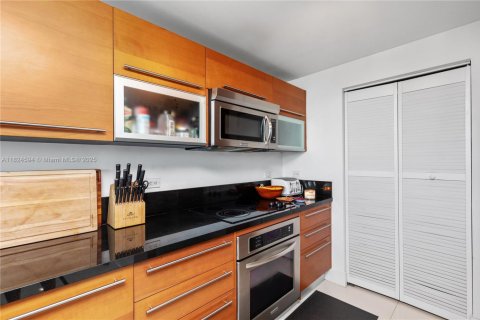 Condo in Miami, Florida, 2 bedrooms  № 1790415 - photo 13