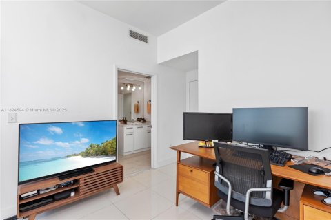 Condo in Miami, Florida, 2 bedrooms  № 1790415 - photo 29