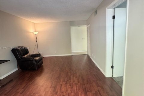 Condo in Tamarac, Florida, 2 bedrooms № 1940575 - photo 3